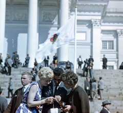 Finland, Helsinki, Senaatintori a város főtere, a Székesegyház előtti lépcsősor. A felvétel a VIII. VIT (Világifjúsági Találkozó) alkalmával készült., 1962, Szalay Zoltán, colorful, Fortepan #137425