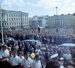 Finland, Helsinki, Senaatintori a város főtere a Székesegyház előtt. A felvétel a VIII. VIT (Világifjúsági Találkozó) alkalmával készült., 1962, Szalay Zoltán, colorful, mass, Fortepan #137429