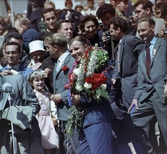 Finland, Helsinki, Senaatintori a város főtere, a Székesegyház előtti lépcsősor. Középen a virágokkal Jurij Gagarin. A felvétel a VIII. VIT (Világifjúsági Találkozó) alkalmával készült., 1962, Szalay Zoltán, celebrity, colorful, astronaut, Fortepan #137431