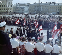 Finland, Helsinki, Senaatintori a város főtere a Székesegyház előtt. A felvétel a VIII. VIT (Világifjúsági Találkozó) alkalmával készült., 1962, Szalay Zoltán, colorful, flag, Fortepan #137434