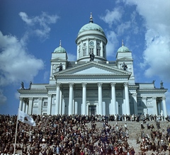 Finland, Helsinki, Senaatintori a város főtere, a Székesegyház előtt. A felvétel a VIII. VIT (Világifjúsági Találkozó) alkalmával készült., 1962, Szalay Zoltán, church, colorful, pediment, Cathedral, Neoclassical architecture, Carl Ludvig Engel-design, Ernst Lohrmann-design, Fortepan #137438