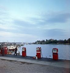 Finnország, Helsinki, kikötő, a felvétel a VIII. VIT (Világifjúsági Találkozó) idején készült., 1962, Szalay Zoltán, színes, benzinkút, Esso-márka, Fortepan #137443