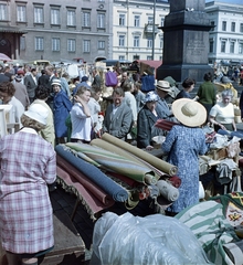 Finland, Helsinki, a kikötői piactér (Kauppatori). A felvétel a VIII. VIT (Világifjúsági Találkozó) idején készült., 1962, Szalay Zoltán, colorful, carpet, Fortepan #137445