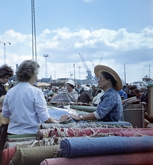 Finland, Helsinki, a kikötői piactér (Kauppatori). A felvétel a VIII. VIT (Világifjúsági Találkozó) idején készült., 1962, Szalay Zoltán, colorful, carpet, Fortepan #137447