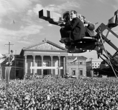 Magyarország, Budapest XIV., Hősök tere, szemben a Műcsarnok. Az MTV operatőre a Gagarint ünneplő tömeg fölött., 1961, Szalay Zoltán, tömeg, múzeum, palota, tévékamera, timpanon, Budapest, Schickedanz Albert-terv, portikusz, neoklasszicizmus, Herzog Fülöp Ferenc-terv, Taylor Hobson-márka, Fortepan #137449