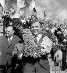 Finland, Helsinki, Senaatintori a város főtere a Székesegyház előtt. Előtérben Jurij Gagarin. A felvétel a VIII. VIT (Világifjúsági Találkozó) alkalmával készült., 1962, Szalay Zoltán, celebrity, wave, astronaut, Fortepan #137482