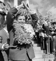 Finland, Helsinki, Senaatintori a város főtere a Székesegyház előtt. Előtérben Jurij Gagarin. A felvétel a VIII. VIT (Világifjúsági Találkozó) alkalmával készült., 1962, Szalay Zoltán, celebrity, astronaut, hands up, Fortepan #137483