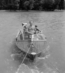 Hungary, Komarno, a Duna az Erzsébet híd közelében. A nemzetközi kajak és kenutúra egyik csehszlovák kísérő motorcsónakja., 1959, Szalay Zoltán, motorboat, Fortepan #137523