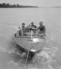 Hungary, Komarno, a Duna az Erzsébet híd közelében. A nemzetközi kajak és kenutúra egyik csehszlovák kísérő motorcsónakja., 1959, Szalay Zoltán, motorboat, Fortepan #137524