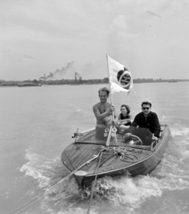 Hungary, Komarno, a Duna az Erzsébet híd közelében. A nemzetközi kajak és kenutúra egyik csehszlovák kísérő motorcsónakja., 1959, Szalay Zoltán, flag, motorboat, Fortepan #137525