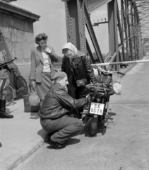 Hungary, Komarno, határátkelő az Erzsébet hídnál., 1959, Szalay Zoltán, bridge, motorcycle, barrier, border crossing, number plate, machine gun, squatting, János Feketeházy-design, Fortepan #137528