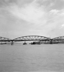 Hungary, Komarno, az Erzsébet híd a Dunáról nézve, jobbra a kikötő és a Komárom-Rendező pályaudvar., 1959, Szalay Zoltán, bridge, river, János Feketeházy-design, Fortepan #137532