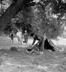 Hungary, Kisoroszi, nemzetközi evezőstábor., 1959, Szalay Zoltán, tent, cauldron, cooking, Fortepan #137540