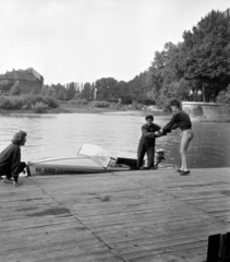 Hungary, Győr, a Rába, csónakház a Zechmeister utcánál, balra a Péterfy Sándor utca 5., Evangélikus Szeretetház, jobbra a Radó-sziget déli csúcsa., 1959, Szalay Zoltán, motorboat, Fortepan #137556