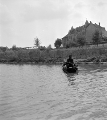 Hungary, Győr, a Rába a Radó-szigetről nézve, balra a háttérben a Petőfi híd, jobbra a Péterfy Sándor utca 5., Evangélikus Szeretetház., 1959, Szalay Zoltán, fishing, Fortepan #137557