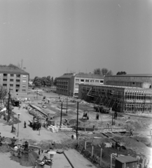 Magyarország, Szombathely, Március 15. tér a Deák Ferenc utca felé nézve. A Művelődési és Sportház építése és a tér rekonstrukciója., 1963, Szalay Zoltán, építkezés, Fortepan #137563