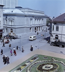 Hungary, Székesfehérvár, Országzászló (Gagarin) tér, szemben a Dr. Koch László utca - Fő (Március 15.) utca sarkán a Vörösmarty Szinház., 1965, Szalay Zoltán, colorful, flower clock, crosswalk, Fortepan #137586