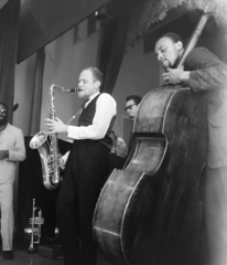 Magyarország, Budapest VIII., Erkel Színház, Jazz fesztivál, középen Jan Wróblewski lengyel szaxofonos., 1961, Szalay Zoltán, nagybőgő, szaxofon, Budapest, Fortepan #137600