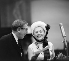 Hungary, Budapest VIII., a Magyar Rádió 6-os stúdiója, Gombos Katalin és Csákányi László színművészek., 1962, Szalay Zoltán, hat, microphone, necklace, Budapest, Hungarian Radio, Fortepan #137633