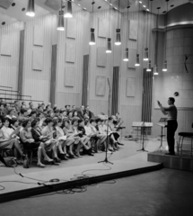 Hungary, Budapest VIII., felvétel a Magyar Rádió 22-es stúdiójában, énekel a váci Vox Humana-kórus Makláry József vezényletével., 1962, Szalay Zoltán, light, microphone, choir, sheet music, conductor, Budapest, Hungarian Radio, Fortepan #137648