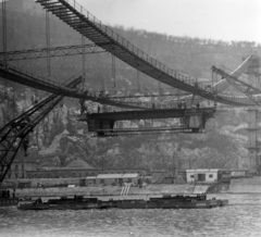 Magyarország, Budapest V.,Budapest I., az Erzsébet híd építése, az első pályaegység beemelése. Háttérben a Rudas gyógyfürdő., 1964, Szalay Zoltán, híd, hídépítés, Duna, Budapest, Fortepan #137651