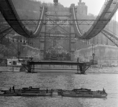 Magyarország, Budapest V.,Budapest I., az Erzsébet híd építése, az első pályaegység beemelése a pesti kapuzattól nézve. Háttérben a Gellért-hegy., 1964, Szalay Zoltán, híd, hídépítés, Duna, Budapest, Fortepan #137655