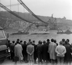 Magyarország, Budapest V.,Budapest I., az Erzsébet híd építése, az első pályaegység beemelése a pesti alsó rakpartról nézve. Háttérben a Gellért-hegy., 1964, Szalay Zoltán, híd, hídépítés, Budapest, Duna-part, Fortepan #137656