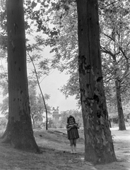 Magyarország, Városliget, Budapest XIV., a Kós Károly sétány mellett., 1955, Szent-tamási Mihály, Budapest, szobor, kislány, park, Fortepan #13771