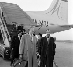 Hungary, Ferihegy (now - Ferenc Liszt) International Airport, Budapest XVIII., jobbra Benjamin Britten angol zeneszerző, balra Peter Pears angol operaénekes., 1965, Szalay Zoltán, airplane, Ilyushin-brand, Hungarian Airlines, Budapest, aircraft steps, registration mark, Fortepan #137712