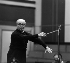 Hungary, Budapest VIII., a Magyar Rádió stúdiója, Paul Kletzki (eredeti nevén Paweł Klecki) lengyel karmester., 1965, Szalay Zoltán, wrist watch, microphone, conductor, Budapest, Hungarian Radio, Fortepan #137714