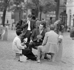 Magyarország, Budapest VII., Klauzál tér, jobbra a Klauzál utca sarok., 1966, Szalay Zoltán, kártyajáték, Budapest, terpeszülés, Fortepan #137744