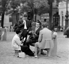 Magyarország, Budapest VII., Klauzál tér, jobbra a Klauzál utca sarok., 1966, Szalay Zoltán, kártyajáték, Budapest, terpeszülés, Fortepan #137746