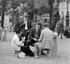 Magyarország, Budapest VII., Klauzál tér, jobbra a Klauzál utca sarok., 1966, Szalay Zoltán, kártyajáték, Budapest, terpeszülés, Fortepan #137747