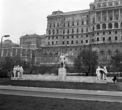 Magyarország, Budapest I., Dózsa György tér, Dózsa György szobor (Kiss István, 1961.). Háttérben a Budavári Palota (korábban Királyi Palota)., 1961, Szalay Zoltán, Budapest, Dózsa György-ábrázolás, Fortepan #137765