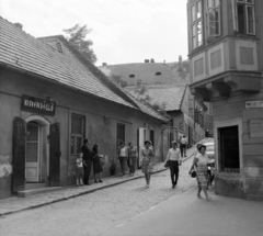 Magyarország, Szentendre, Duna korzó (Somogyi-Bacsó part), szemben a Görög utca, balra a Görög Kancsó vendéglő. Jobbra a sarkon a Bóbics ház, a 18. századi kereskedőház., 1963, Szalay Zoltán, Fortepan #137780