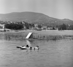 Magyarország, Szentendre, a város a Dunáról nézve, középen a Preobrazsenszka templom., 1963, Szalay Zoltán, gumimatrac, hason fekvés, Fortepan #137786