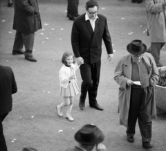 Magyarország, Budapest VIII., Kerepesi úti Ügetőpálya, Szenes Iván dalszövegíró a kislányával., 1966, Szalay Zoltán, Budapest, kézenfogva, nyitott nyakú pulóver, Fortepan #137812