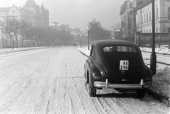 Magyarország, Budapest XIV., Stefánia (Vorosilov) út, balra a Földtani Intézet., 1955, Szent-tamási Mihály, tél, hó, szovjet gyártmány, GAZ-márka, utcakép, szecesszió, lámpaoszlop, automobil, GAZ M20 Pobjeda, rendszám, Budapest, Fortepan #13794