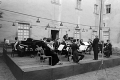 Hungary, Óbuda, Budapest III., Kiscelli utca, a Kiscelli Múzeum (az egykori Schmidt kastély) udvara. A dobogón a Liszt Ferenc Kamarazenekar, az alapító Sándor Frigyes hegedűművész, karmester vezetésével., 1969, Szalay Zoltán, music-stand, conductor, Budapest, Fortepan #137949