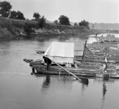 Magyarország, faúsztatás a Tiszán Tuzsérról Szegedre, az ERDÉRT vállalat telepétől a fafeldolgozó üzemekhez., 1967, Szalay Zoltán, faúsztatás, Fortepan #137974