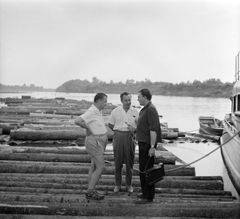 Magyarország, faúsztatás a Tiszán Tuzsérról Szegedre, az ERDÉRT vállalat telepétől a fafeldolgozó üzemekhez., 1967, Szalay Zoltán, rádióriport, faúsztatás, Fortepan #137978