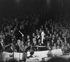 Magyarország, Budapest VIII., II. János Pál (Köztársaság) tér, Erkel Színház, 1963. május 8. Igor Sztravinszkij vezényli a Magyar Állami Hangversenyzenekart., 1963, Szalay Zoltán, mikrofon, karmester, Budapest, Fortepan #138026