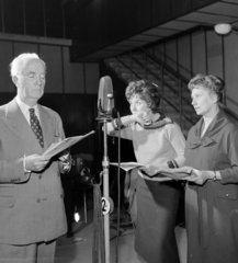 Hungary, Budapest VIII., a Magyar Rádió 1-es stúdiója, Lessing Bölcs Náthán című művének felvétele. Uray Tivadar, Ruttkai Éva és Komlós Juci színművészek., 1959, Szalay Zoltán, microphone, Budapest, Hungarian Radio, Fortepan #138056