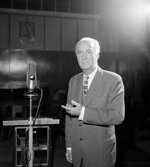 Hungary, Budapest VIII., a Magyar Rádió 1-es stúdiója, Uray Tivadar színművész az Uray Tivadar jutalomjátéka című rádióműsorban., 1959, Szalay Zoltán, microphone, Budapest, Hungarian Radio, Fortepan #138062