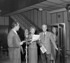 Hungary, Budapest VIII., a Magyar Rádió 1-es stúdiója, Hegedűs Géza Flandriában nyargal halál című rádiójátékának felvételekor. Inke László, Bánki Zsuzsa, Uray Tivadar és Máthé Erzsi színművészek., 1959, Szalay Zoltán, microphone, Budapest, Hungarian Radio, Fortepan #138072