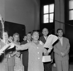 Magyarország, Budapest VIII., a Magyar Rádió 6-os stúdiója, a Pesti görbetükör című Heltai kabaréest felvétele, előtérben Mezey Mária, mögötte balra Szabó Ernő, jobbra Kemény László és Rátonyi Róbert színművészek., 1958, Szalay Zoltán, mikrofon, Budapest, Magyar Rádió, Fortepan #138085