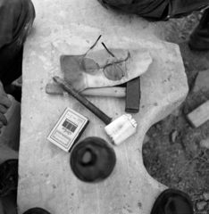 Magyarország, Nagyharsány, szoborpark a kőfejtőben., 1973, Szalay Zoltán, cigaretta, szemüveg, gyufa, üveg, Villányi művésztelep, Fortepan #138135