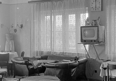 ORION AT 501 televíziókészülék., 1959, Szent-tamási Mihály, vendéglátás, óra, bútor, televízió, enteriőr, teríték, hamutartó, kanapé, fotel, falikar, Orion-márka, Orion AT 501, Fortepan #13814