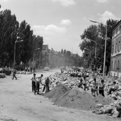 Hungary, Szeged, Tisza Lajos körút, jobbra a Szegedi Vízmű épülete. Homokzsákok töltése az 1970. tavaszi árvíz idején., 1970, Szalay Zoltán, Fortepan #138142