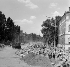 Hungary, Szeged, Tisza Lajos körút, jobbra a Szegedi Vízmű épülete. Homokzsákok töltése az 1970. tavaszi árvíz idején., 1970, Szalay Zoltán, Fortepan #138144